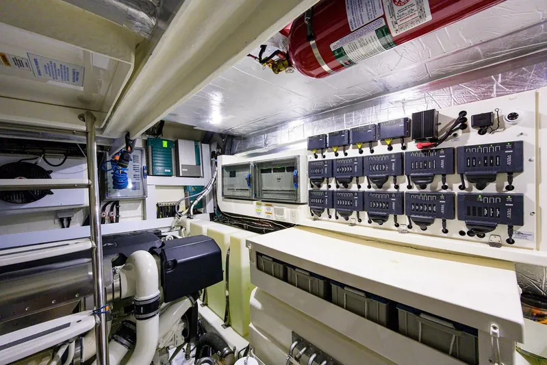 B-juled Yacht Photos Pics 2019 Riviera 5400 Sport Yacht - Image 85