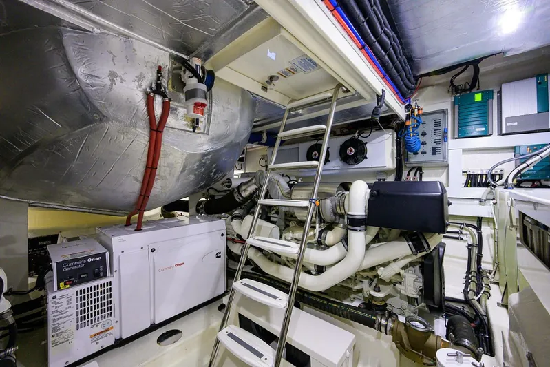 B-juled Yacht Photos Pics 2019 Riviera 5400 Sport Yacht - Image 81