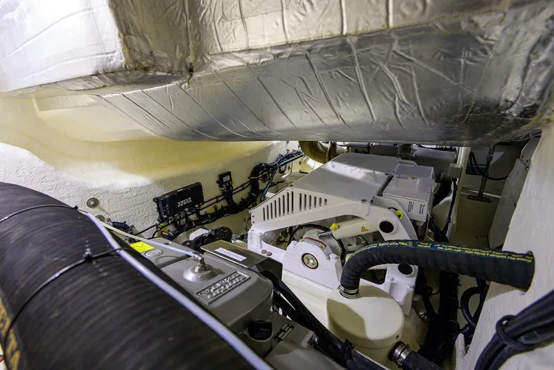 B-juled Yacht Photos Pics 2019 Riviera 5400 Sport Yacht - Image 93