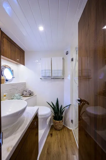 B-juled Yacht Photos Pics 2019 Riviera 5400 Sport Yacht - Image 64