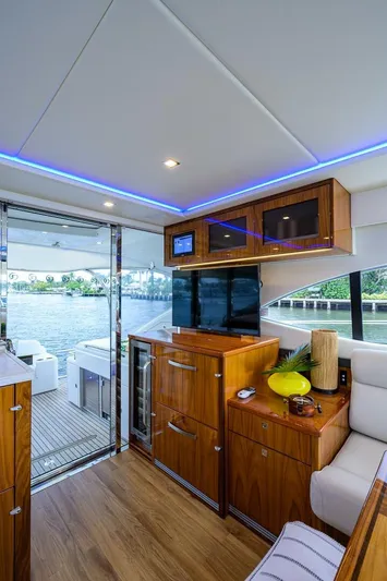 B-juled Yacht Photos Pics 2019 Riviera 5400 Sport Yacht - Image 36