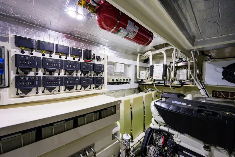 B-juled Yacht Photos Pics 2019 Riviera 5400 Sport Yacht - Image 84