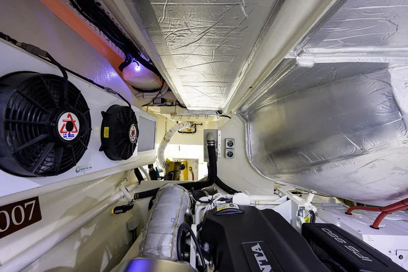 B-juled Yacht Photos Pics 2019 Riviera 5400 Sport Yacht - Image 88