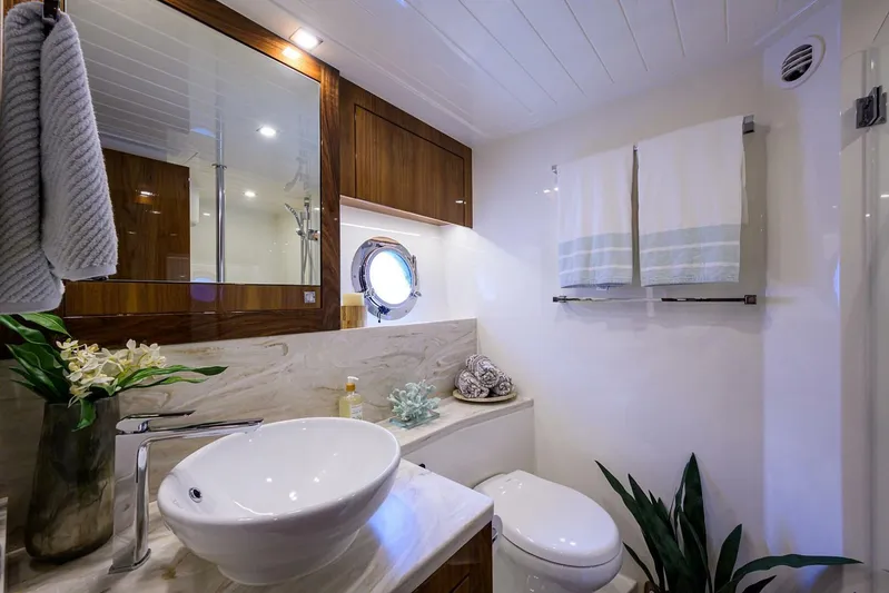 B-juled Yacht Photos Pics 2019 Riviera 5400 Sport Yacht - Image 66