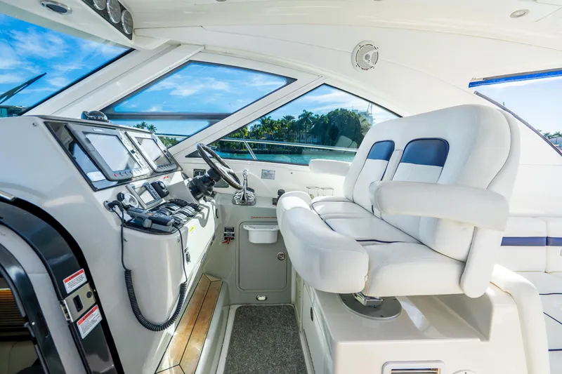  Yacht Photos Pics 2009 Sea Ray 470 Sundancer helm with modern controls and plush seating.