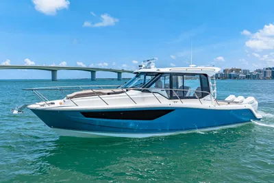 Boston Whaler 365 Conquest