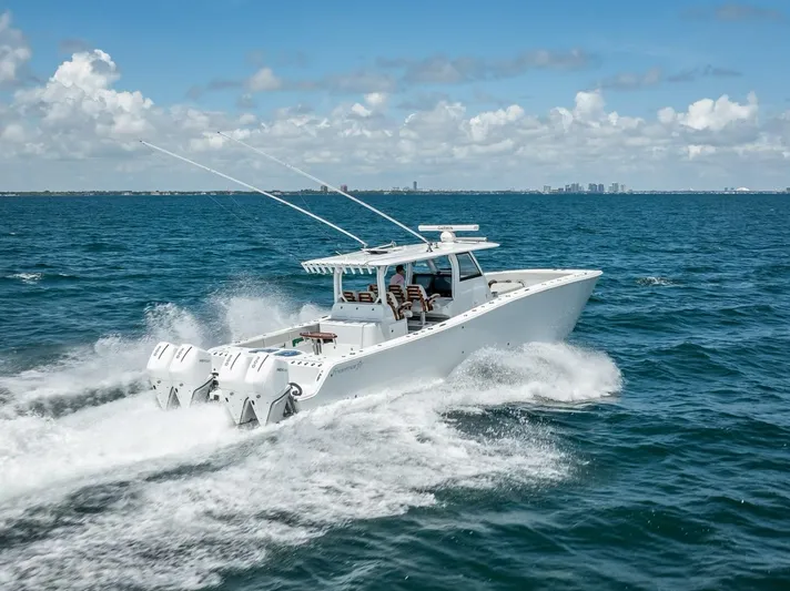  Yacht Photos Pics Freeman 43 boat cruising on open sea, 2023 model, under clear blue sky.