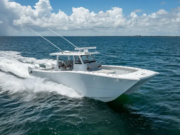  Yacht Photos Pics Freeman 43 boat cruising on open sea, 2023 model, under clear blue sky.