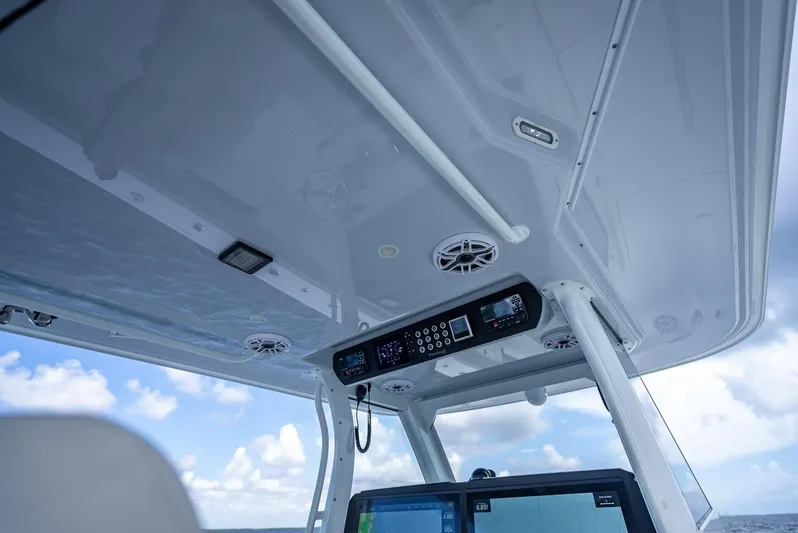  Yacht Photos Pics Freeman 43 boat interior, 2023 model, featuring advanced navigation and communication systems.