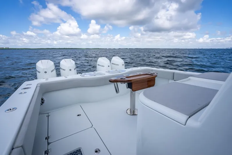  Yacht Photos Pics Freeman 43 boat deck with four engines, ocean view, 2023 model.