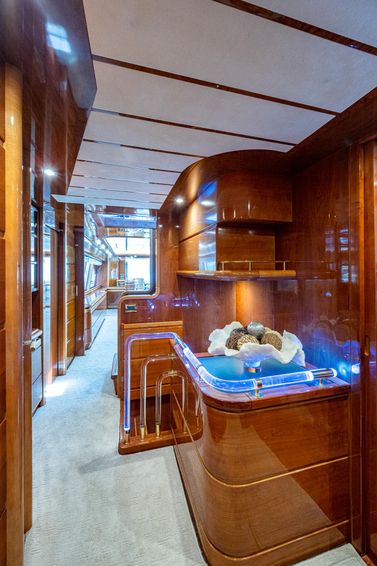 2001-94-ferretti-yachts-94-raised-pilot-house