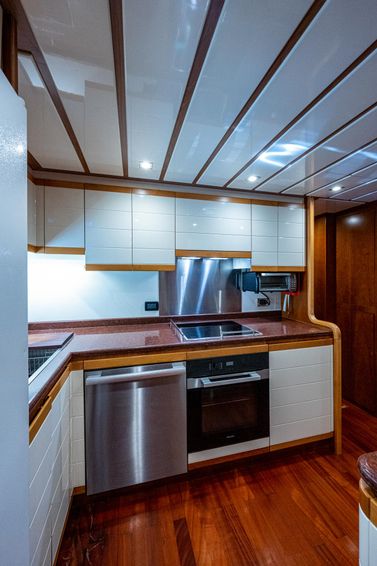 2001-94-ferretti-yachts-94-raised-pilot-house
