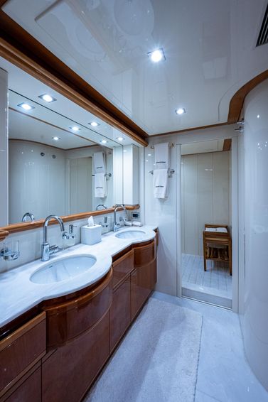 2001-94-ferretti-yachts-94-raised-pilot-house