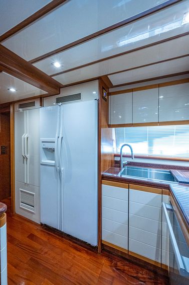 2001-94-ferretti-yachts-94-raised-pilot-house