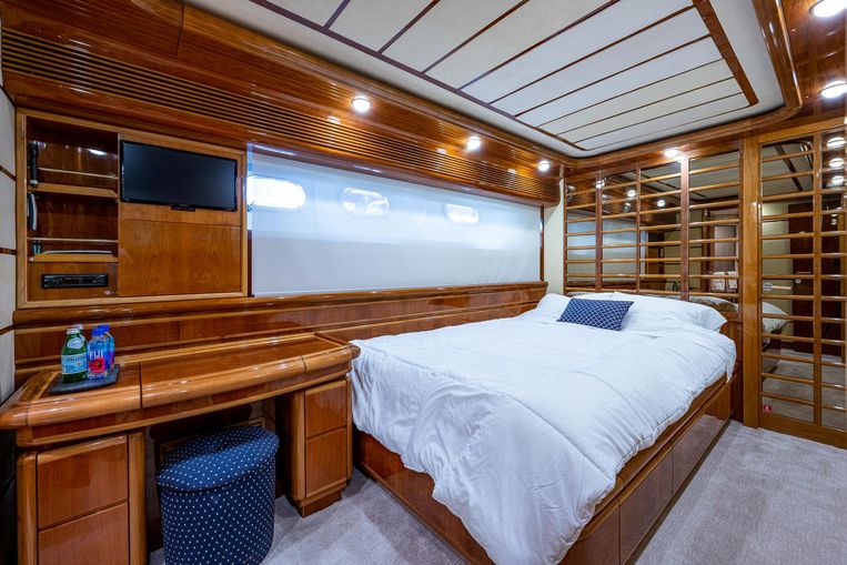 2001-94-ferretti-yachts-94-raised-pilot-house