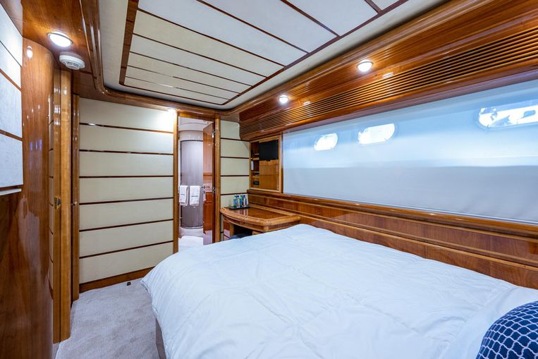 2001-94-ferretti-yachts-94-raised-pilot-house
