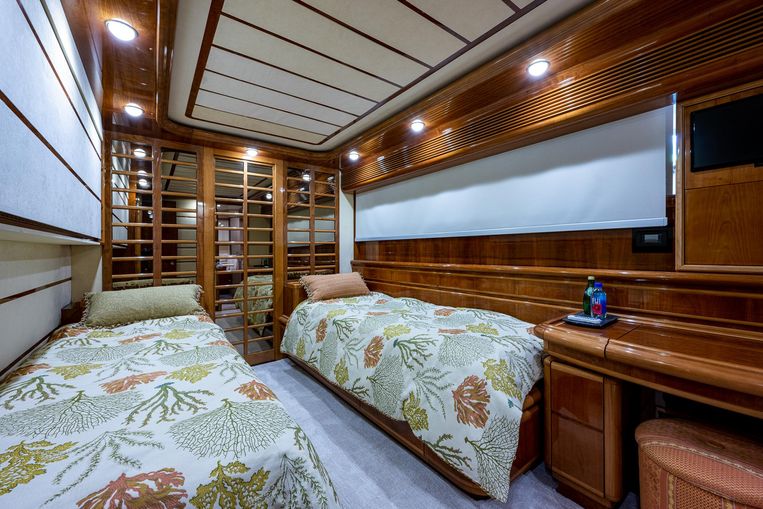 2001-94-ferretti-yachts-94-raised-pilot-house