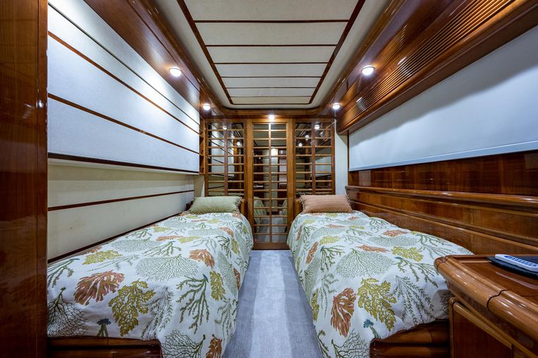 2001-94-ferretti-yachts-94-raised-pilot-house