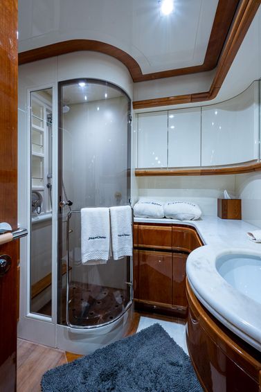 2001-94-ferretti-yachts-94-raised-pilot-house