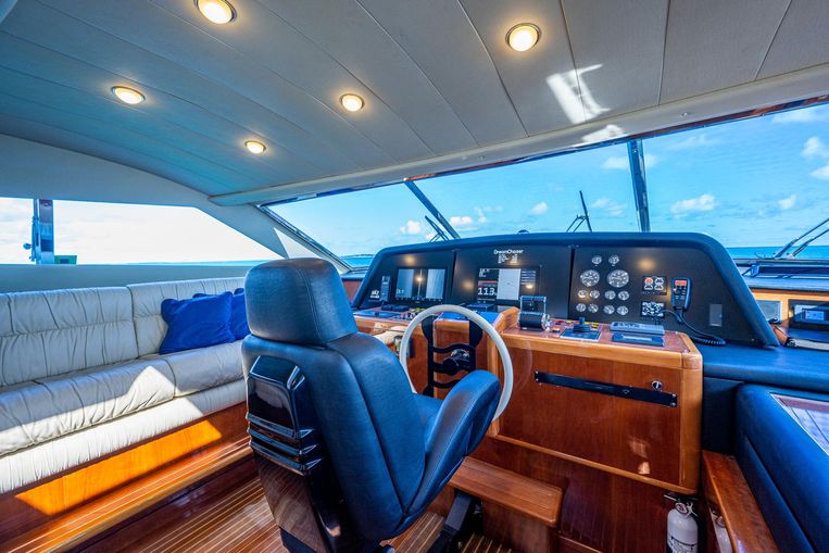 2001-94-ferretti-yachts-94-raised-pilot-house