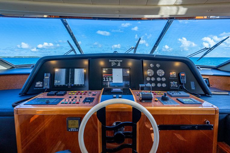 2001-94-ferretti-yachts-94-raised-pilot-house
