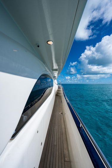 2001-94-ferretti-yachts-94-raised-pilot-house