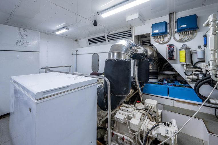 2001-94-ferretti-yachts-94-raised-pilot-house
