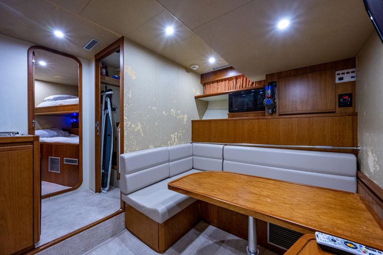 2001-94-ferretti-yachts-94-raised-pilot-house