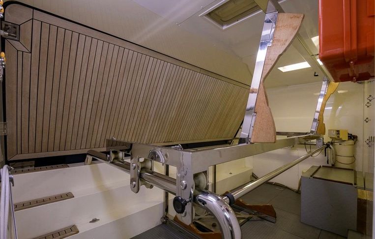 2001-94-ferretti-yachts-94-raised-pilot-house
