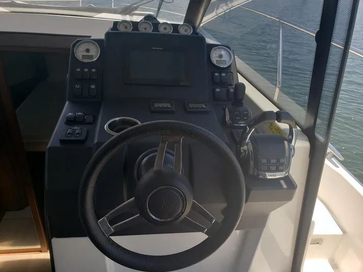 La Bougeotte Yacht Photos Pics 2019 33 Jeanneau Express - Helm/Electronics