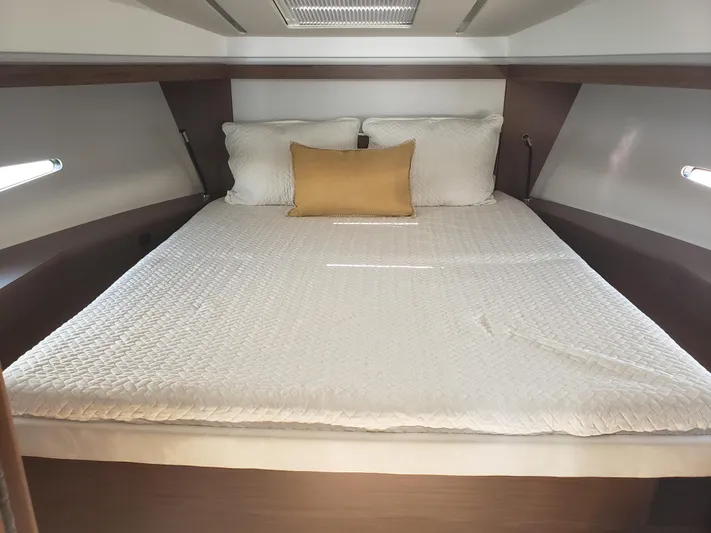 La Bougeotte Yacht Photos Pics 2019 33 Jeanneau Express - Master Stateroom