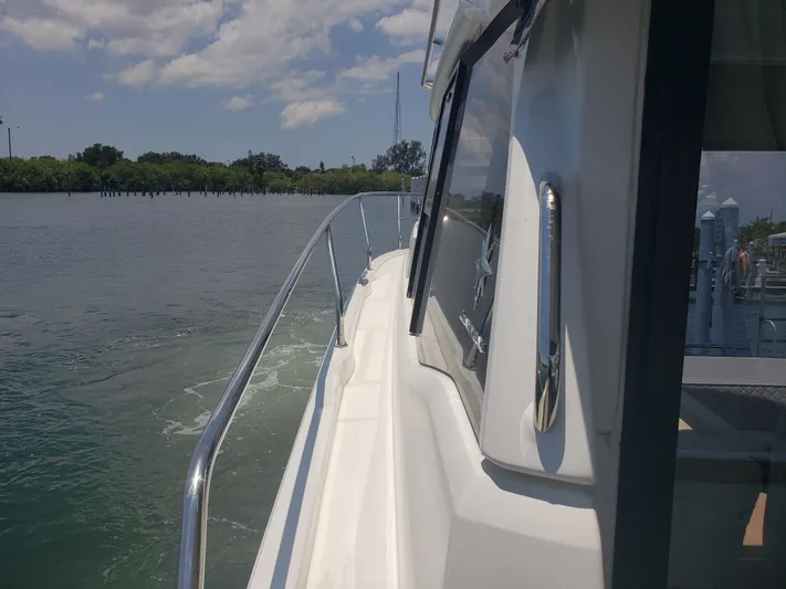 La Bougeotte Yacht Photos Pics 2019 33 Jeanneau Express - Walkway