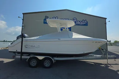 Robalo R242 Center Console