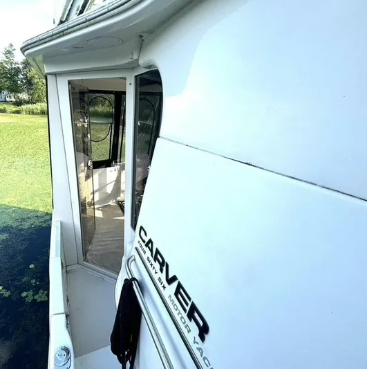  Yacht Photos Pics 2004 Carver 466 Motor Yacht docked, showcasing sleek design and spacious interior.