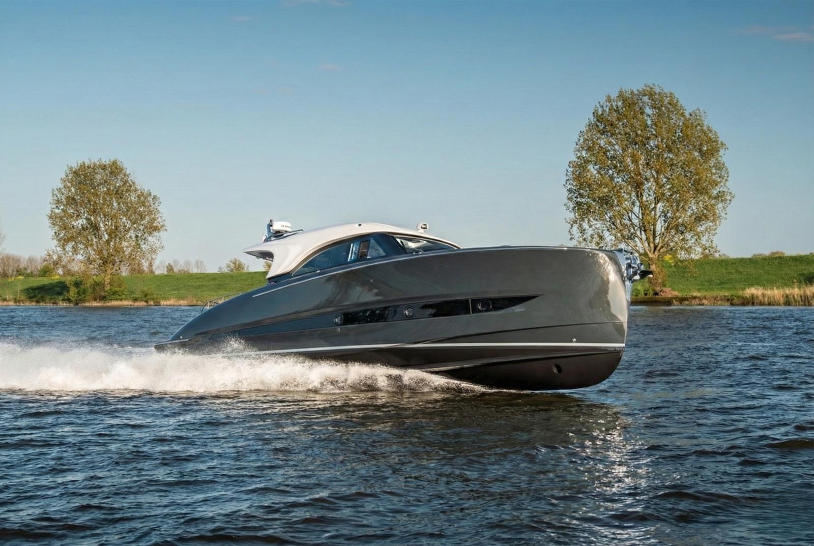 2023 Solaris Power 48 Lobster