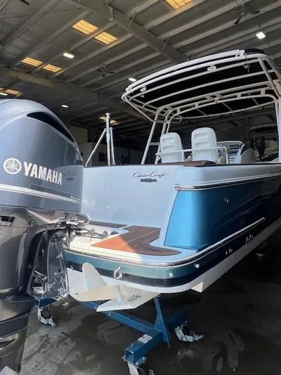  Yacht Photos Pics 2014 Chris-Craft Catalina 29 boat with Yamaha engine in a garage setting.