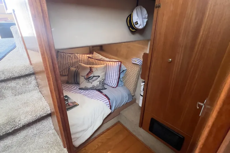  Yacht Photos Pics Cozy cabin interior of 1999 Bayliner 3988 Command Bridge Motoryacht with nautical decor.