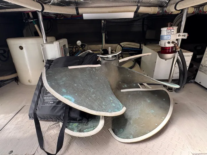 Last Mango Yacht Photos Pics Engine room of 2007 Sea Ray 52 Sedan Bridge with large propeller.