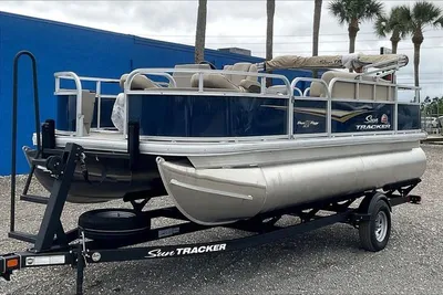 Sun Tracker Bass Buggy 18 DLX