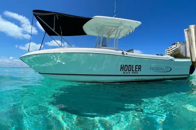 Robalo R222 Center Console