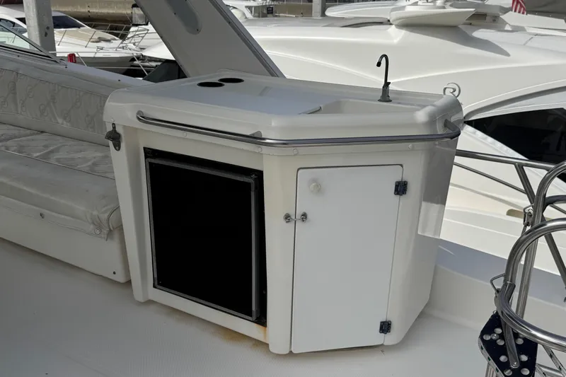 Alexandra Yacht Photos Pics 1998 Bayliner 4788 Pilot House Motoryacht interior with sink and seating area.