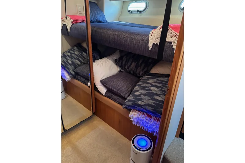 Alexandra Yacht Photos Pics Cozy bunk beds in 1998 Bayliner 4788 Pilot House Motoryacht cabin interior.