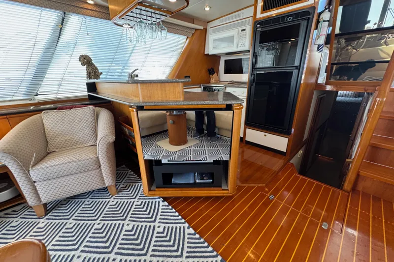 Alexandra Yacht Photos Pics Interior of 1998 Bayliner 4788 Pilot House Motoryacht with kitchen and seating area.