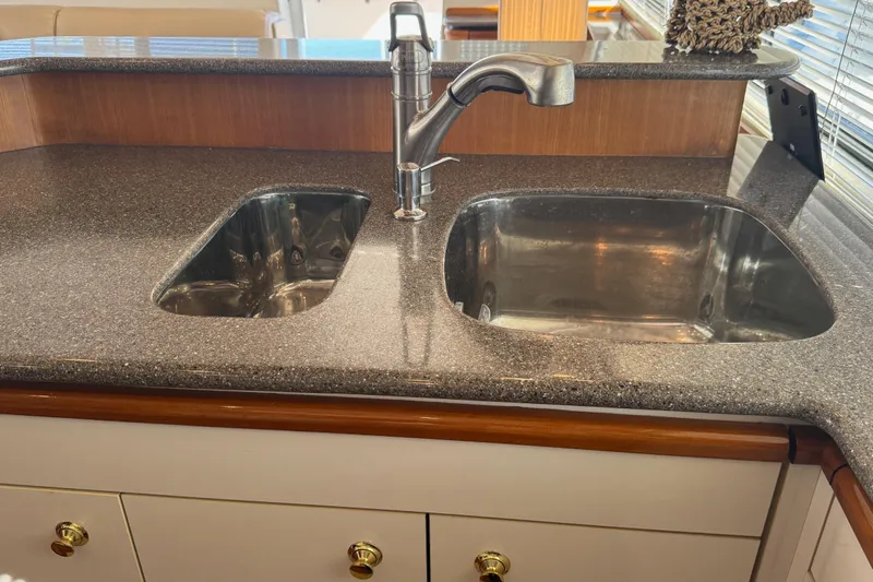 Alexandra Yacht Photos Pics Dual sinks in the 1998 Bayliner 4788 Pilot House Motoryacht kitchen area.