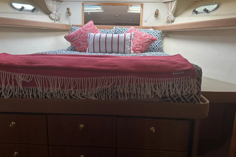 Alexandra Yacht Photos Pics Cozy bedroom in 1998 Bayliner 4788 Pilot House Motoryacht with stylish bedding and decor.