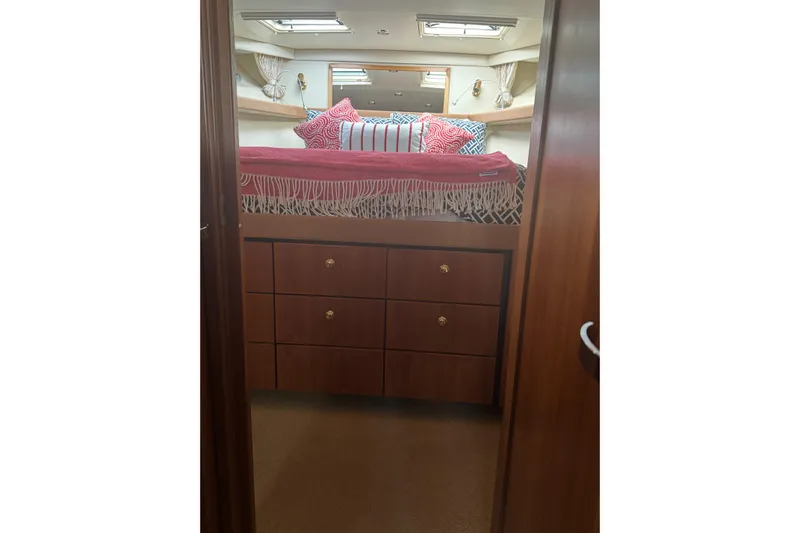 Alexandra Yacht Photos Pics Cozy bedroom in 1998 Bayliner 4788 Pilot House Motoryacht with stylish decor and ample storage.