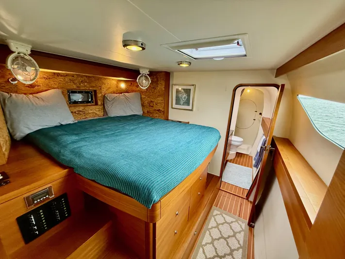 Starship Yacht Photos Pics Luxurious 2017 Gunboat 55 cabin interior with cozy bed and ensuite bathroom.