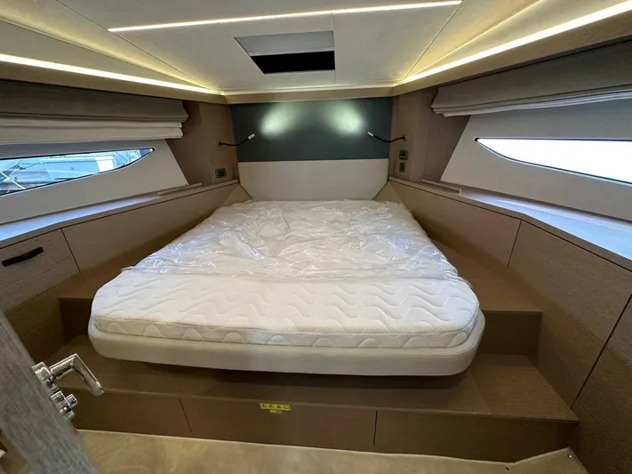  Yacht Photos Pics 2024 Prestige 420 - Image 10