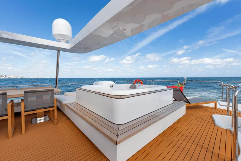 Amanecer Yacht Photos Pics 