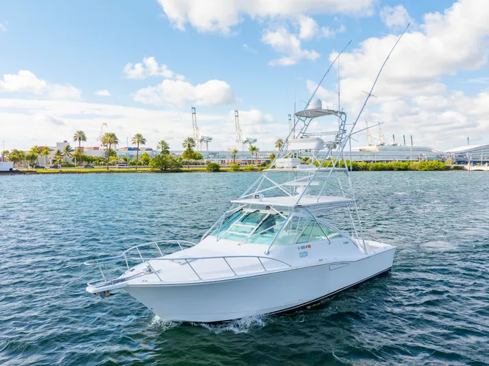  Yacht Photos Pics 2004 CABO 35 EXPRESS - Image 4